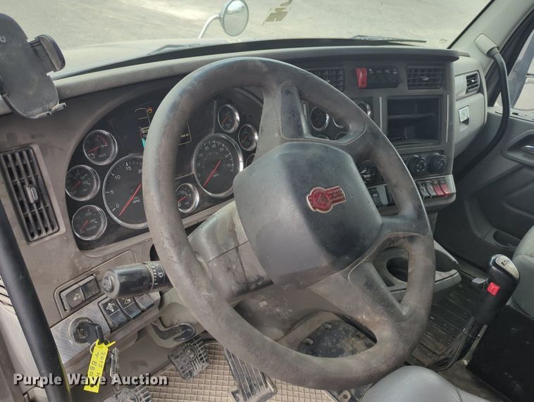 image for item MX9444 2015 Kenworth T880  semi truck