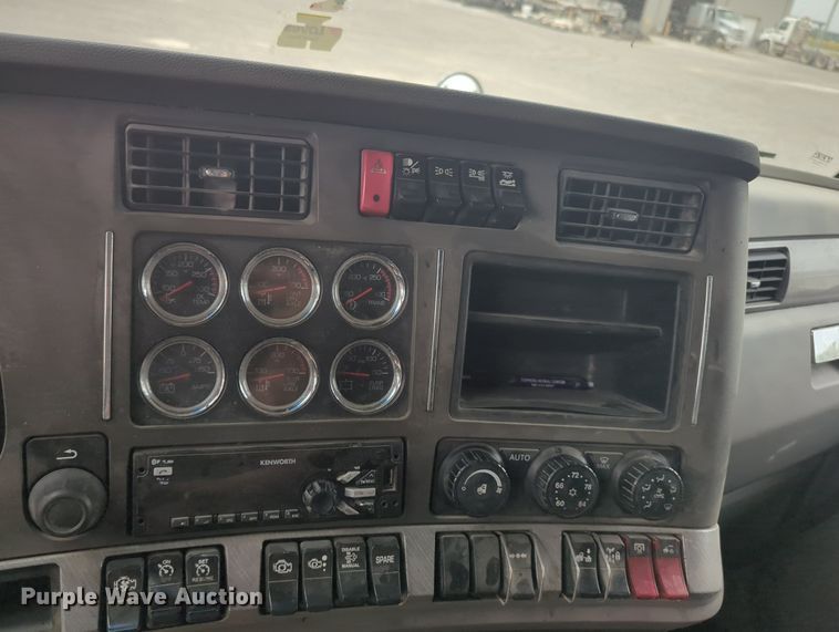 image for item MX9444 2015 Kenworth T880  semi truck