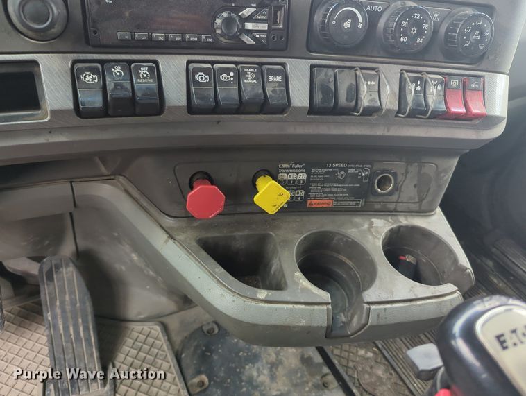 image for item MX9444 2015 Kenworth T880  semi truck