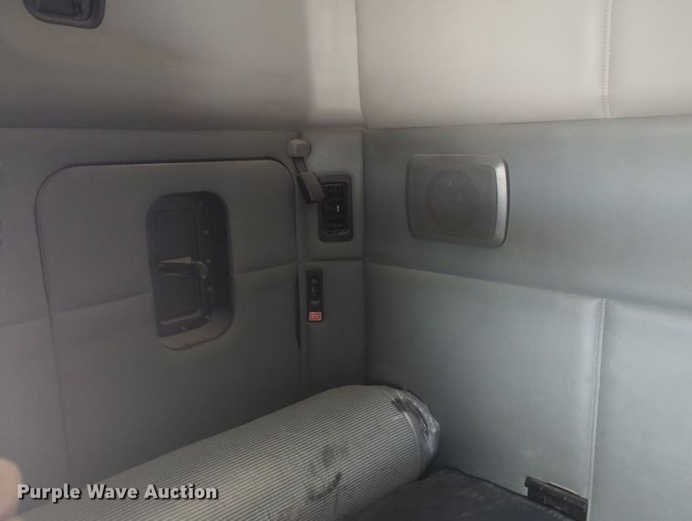 image for item MX9444 2015 Kenworth T880  semi truck