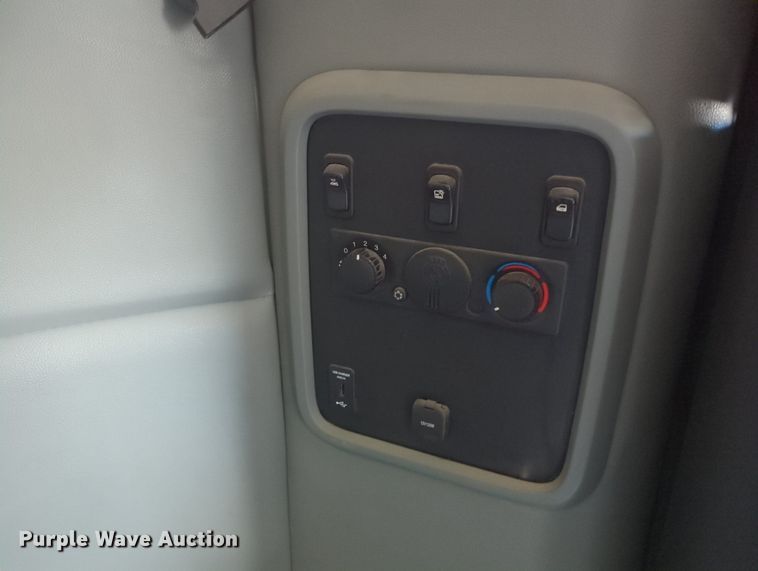 image for item MX9444 2015 Kenworth T880  semi truck