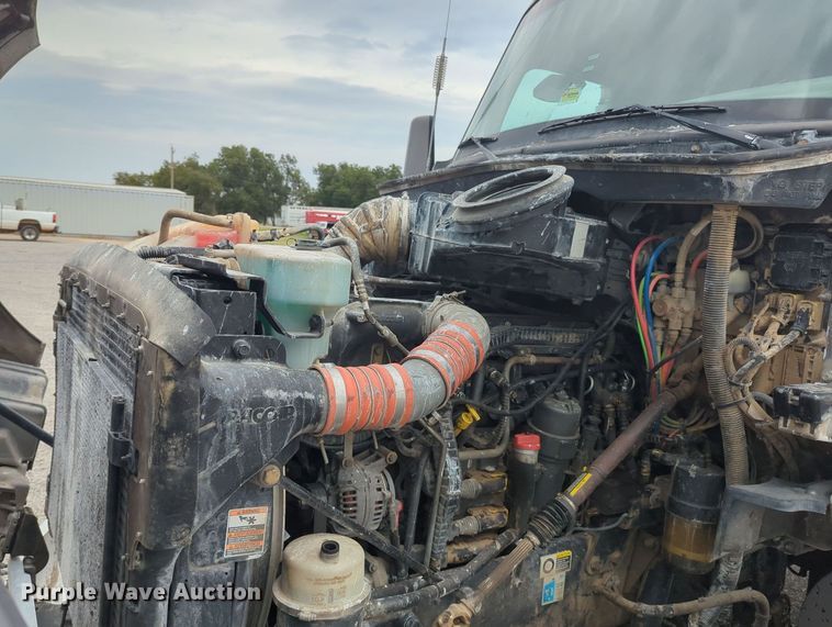 image for item MX9444 2015 Kenworth T880  semi truck