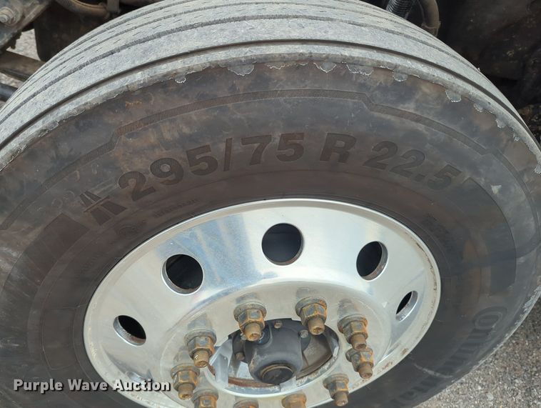 image for item MX9444 2015 Kenworth T880  semi truck