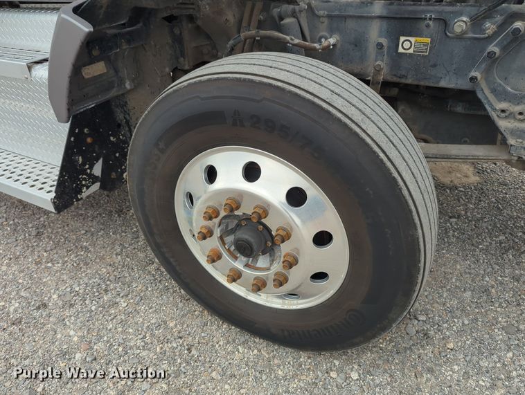 image for item MX9444 2015 Kenworth T880  semi truck