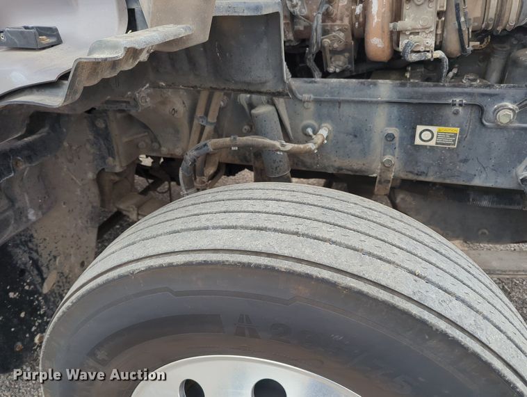 image for item MX9444 2015 Kenworth T880  semi truck