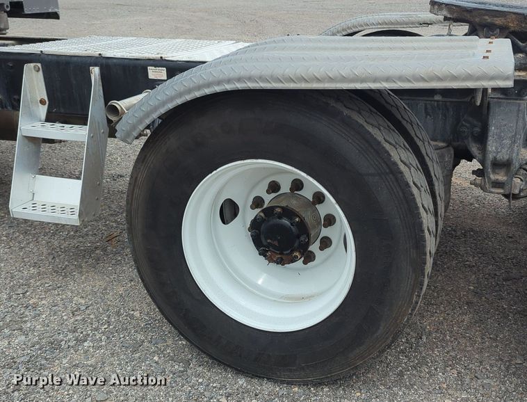 image for item MX9444 2015 Kenworth T880  semi truck