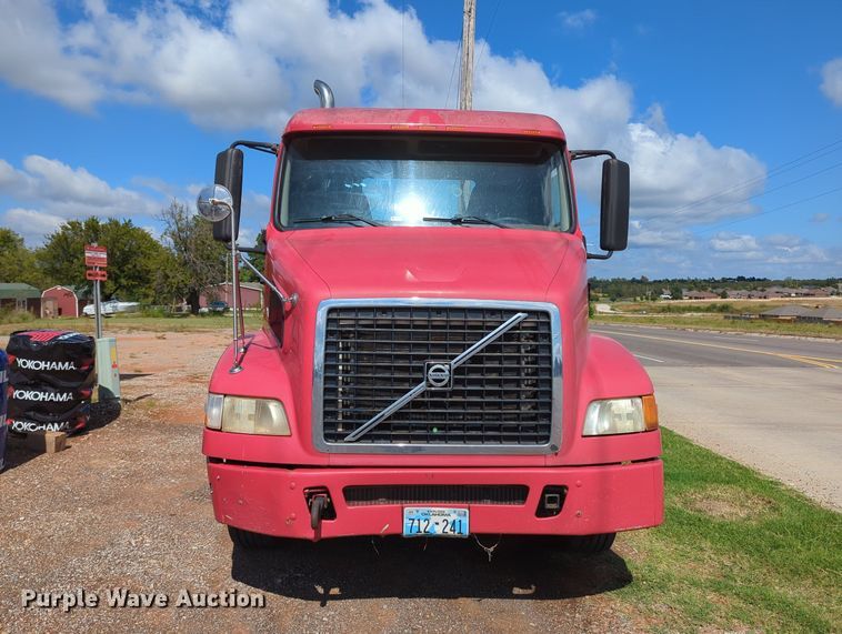 image for item MX9456 2007 Volvo VNM  semi truck