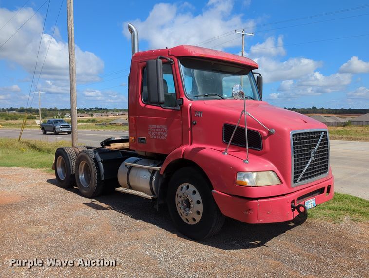 image for item MX9456 2007 Volvo VNM  semi truck