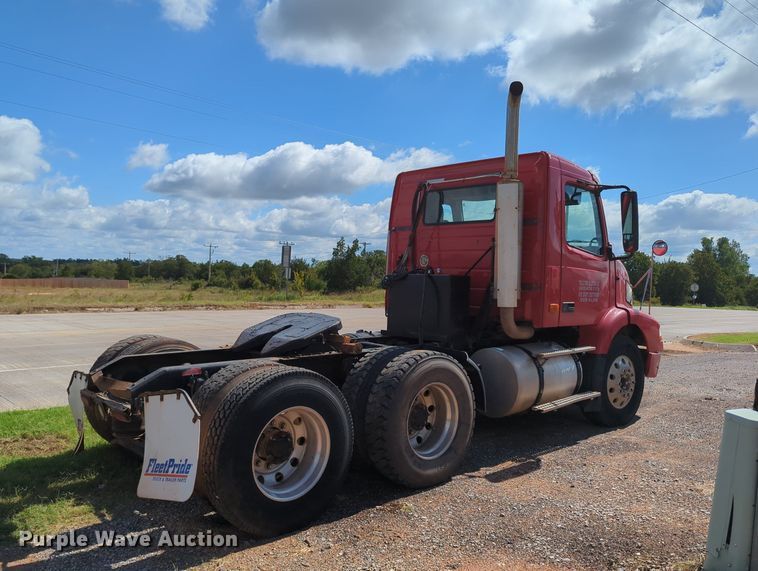 image for item MX9456 2007 Volvo VNM  semi truck