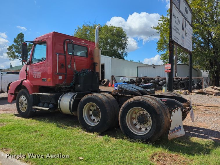 image for item MX9456 2007 Volvo VNM  semi truck