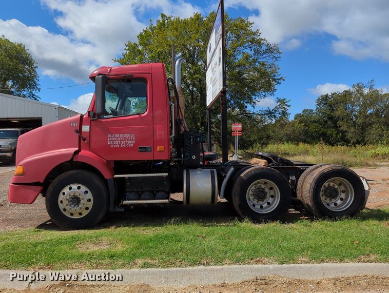 image for item MX9456 2007 Volvo VNM  semi truck