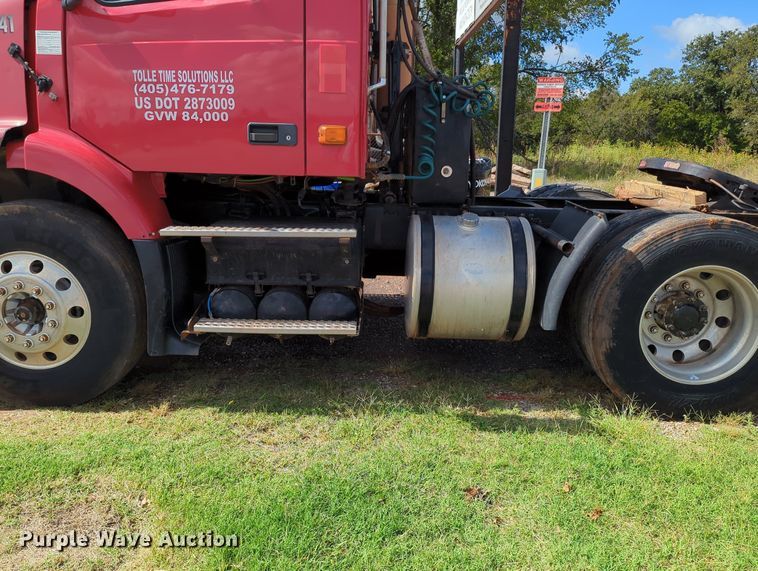 image for item MX9456 2007 Volvo VNM  semi truck