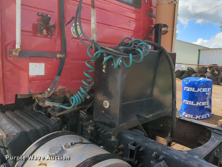 image for item MX9456 2007 Volvo VNM  semi truck