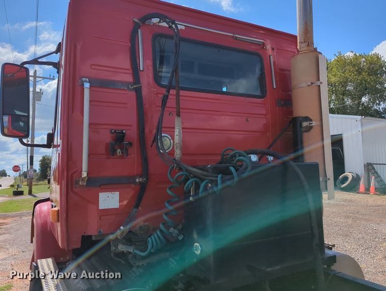 image for item MX9456 2007 Volvo VNM  semi truck