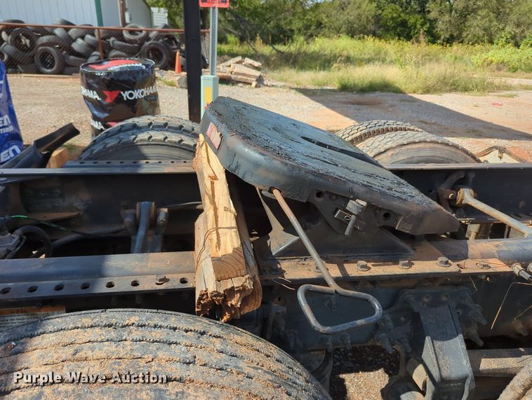 image for item MX9456 2007 Volvo VNM  semi truck