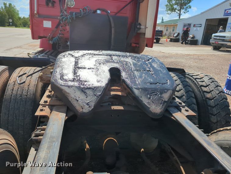 image for item MX9456 2007 Volvo VNM  semi truck