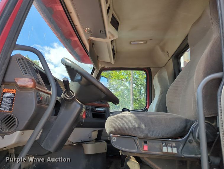 image for item MX9456 2007 Volvo VNM  semi truck