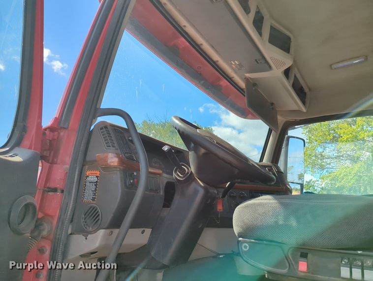 image for item MX9456 2007 Volvo VNM  semi truck