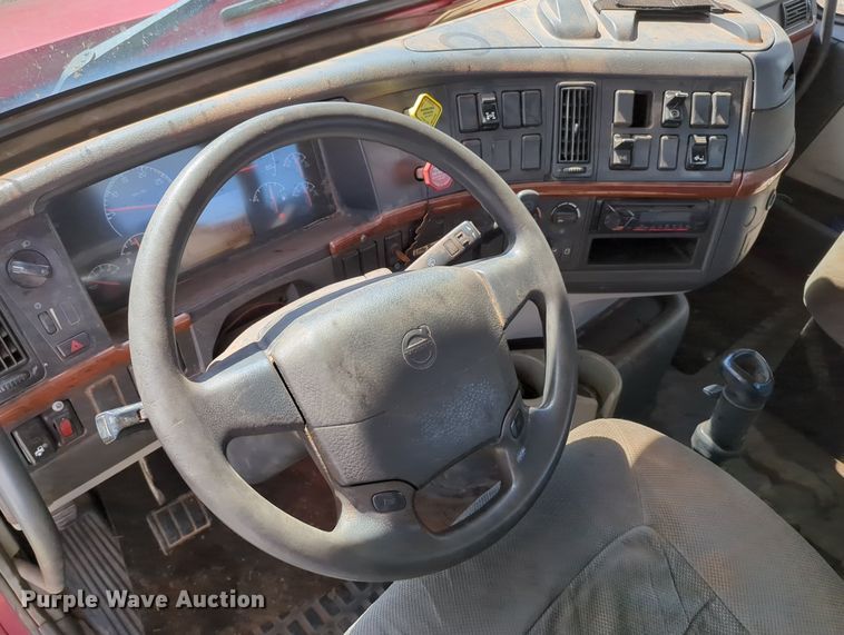 image for item MX9456 2007 Volvo VNM  semi truck