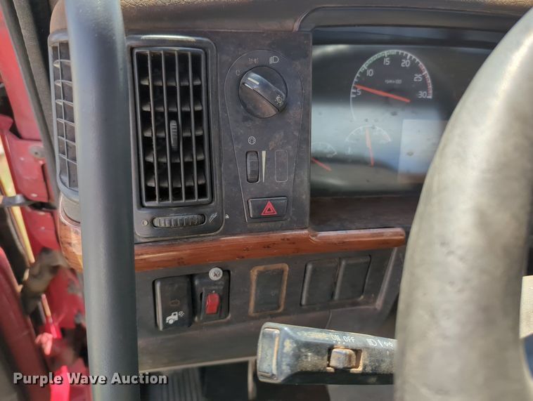 image for item MX9456 2007 Volvo VNM  semi truck