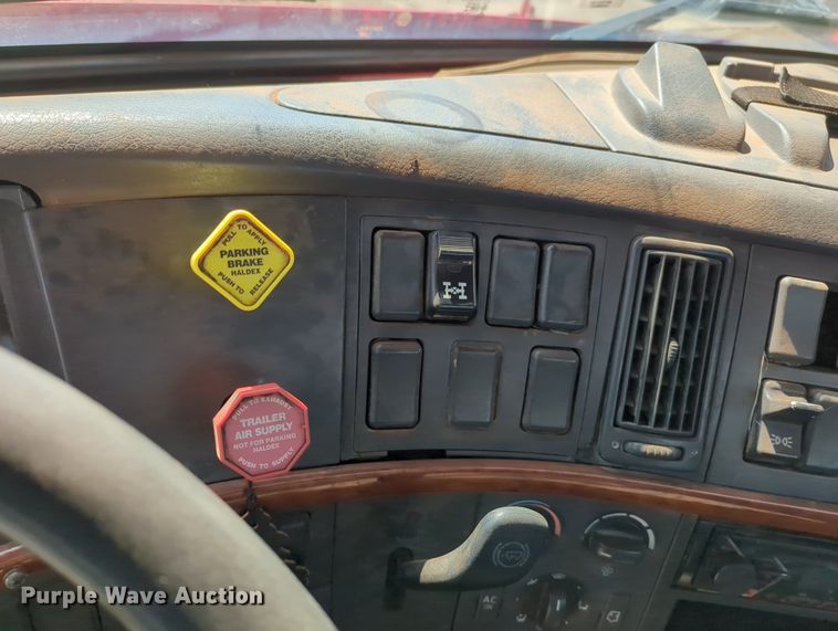 image for item MX9456 2007 Volvo VNM  semi truck