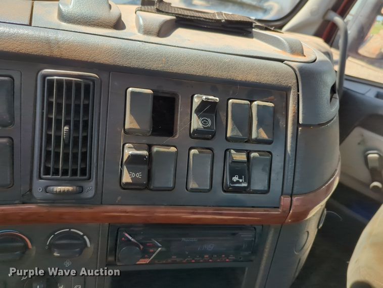 image for item MX9456 2007 Volvo VNM  semi truck