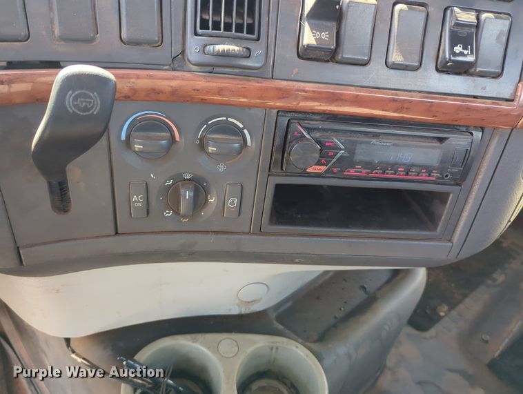 image for item MX9456 2007 Volvo VNM  semi truck