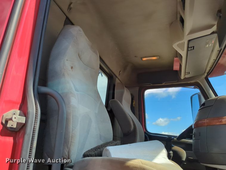 image for item MX9456 2007 Volvo VNM  semi truck