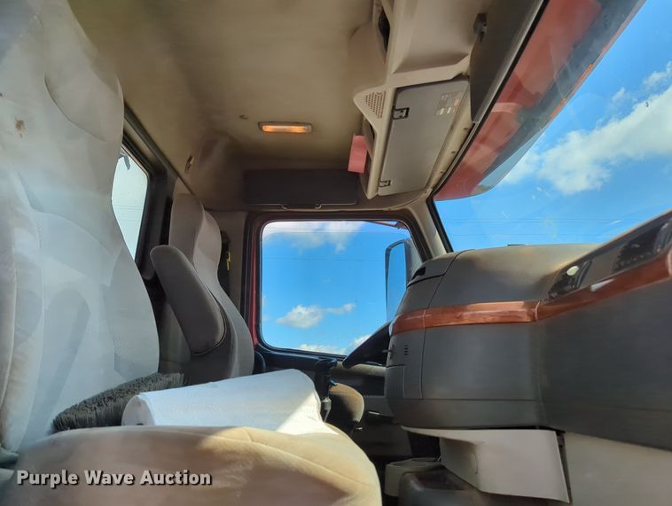 image for item MX9456 2007 Volvo VNM  semi truck