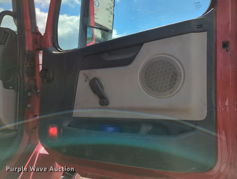 image for item MX9456 2007 Volvo VNM  semi truck