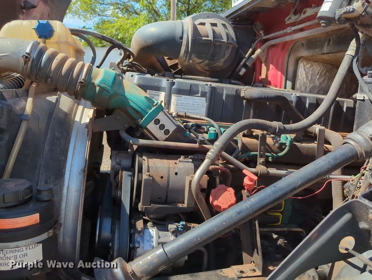 image for item MX9456 2007 Volvo VNM  semi truck