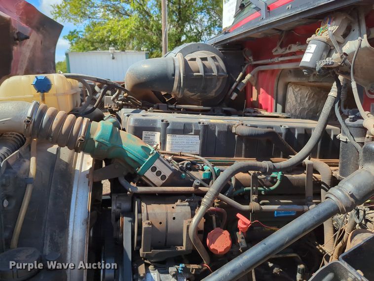 image for item MX9456 2007 Volvo VNM  semi truck