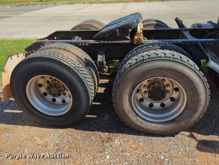 image for item MX9456 2007 Volvo VNM  semi truck