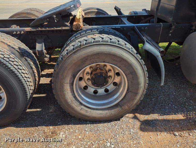 image for item MX9456 2007 Volvo VNM  semi truck