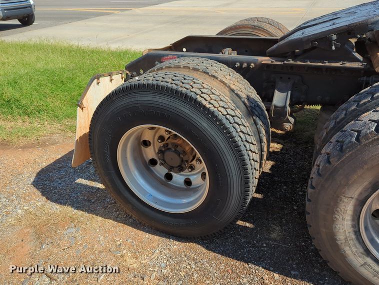 image for item MX9456 2007 Volvo VNM  semi truck