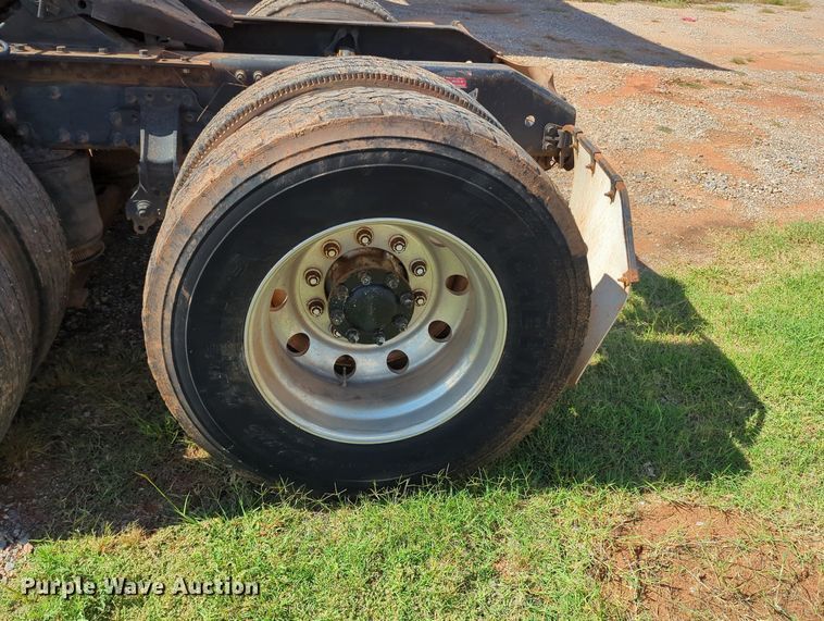 image for item MX9456 2007 Volvo VNM  semi truck