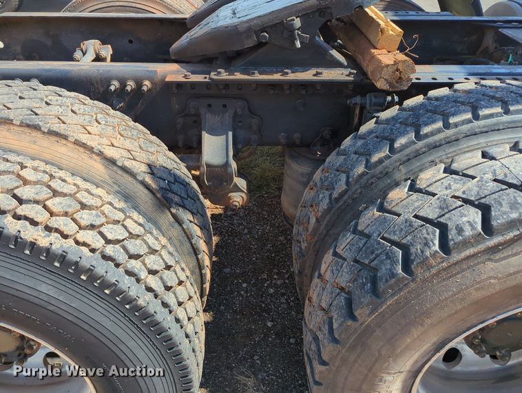 image for item MX9456 2007 Volvo VNM  semi truck