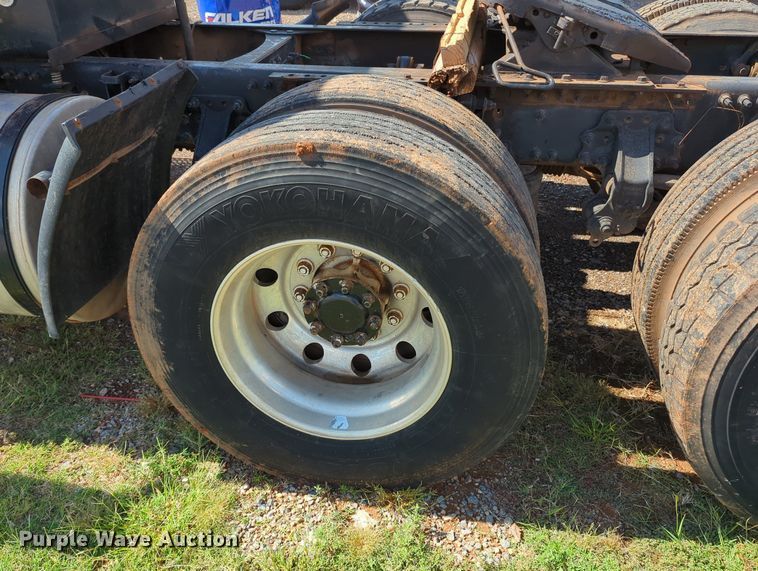 image for item MX9456 2007 Volvo VNM  semi truck