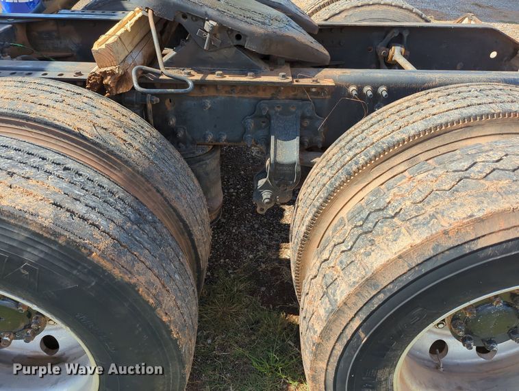 image for item MX9456 2007 Volvo VNM  semi truck