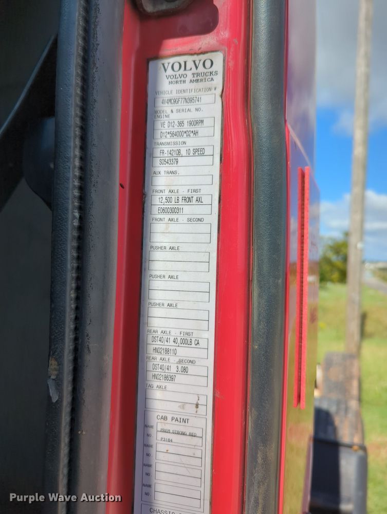 image for item MX9456 2007 Volvo VNM  semi truck