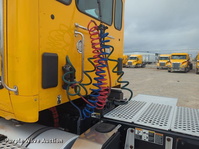 image for item MX9528 2019 Kenworth T680  semi truck