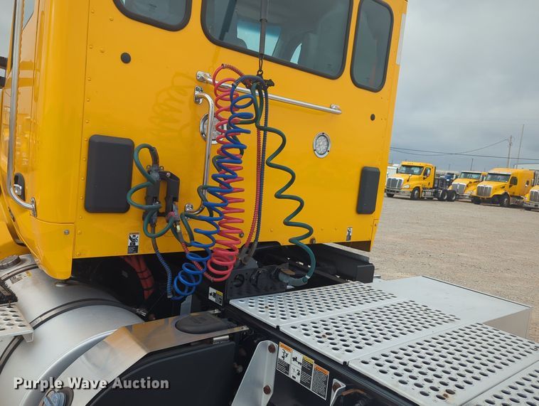 image for item MX9528 2019 Kenworth T680  semi truck