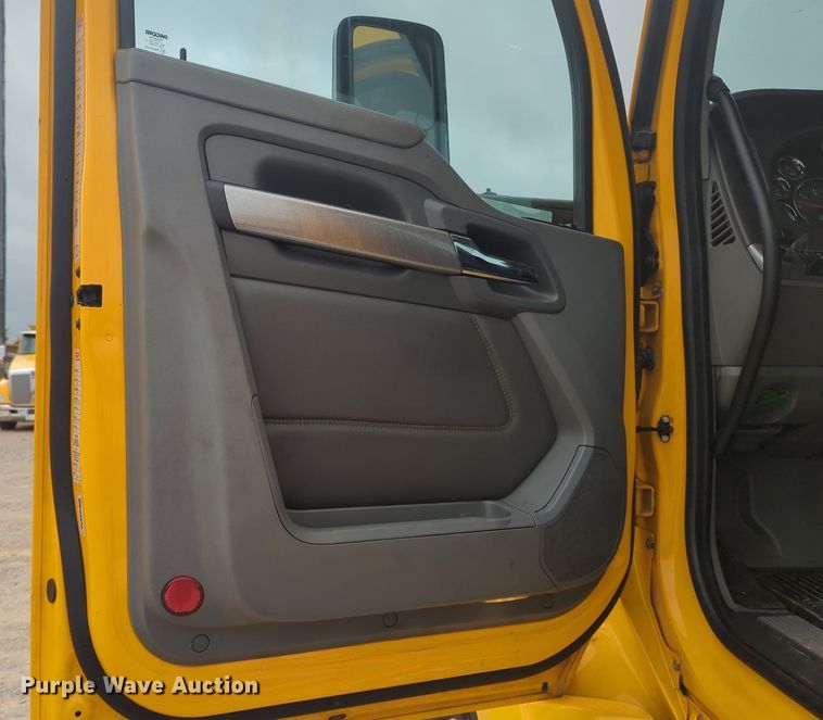 image for item MX9528 2019 Kenworth T680  semi truck