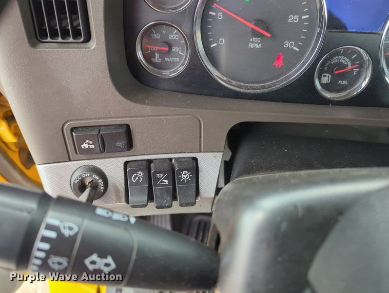 image for item MX9528 2019 Kenworth T680  semi truck