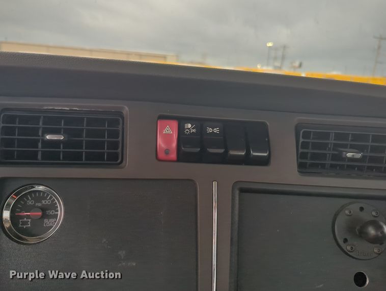 image for item MX9528 2019 Kenworth T680  semi truck