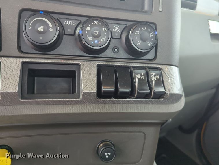 image for item MX9528 2019 Kenworth T680  semi truck