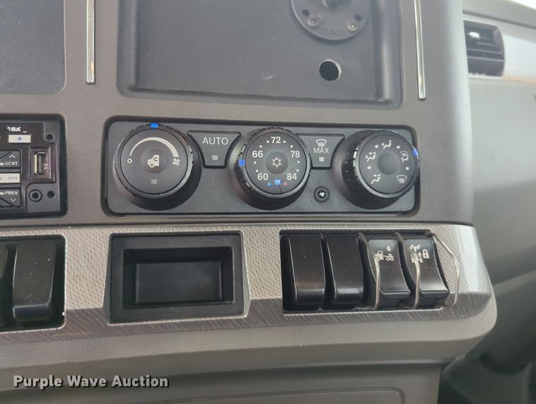 image for item MX9528 2019 Kenworth T680  semi truck