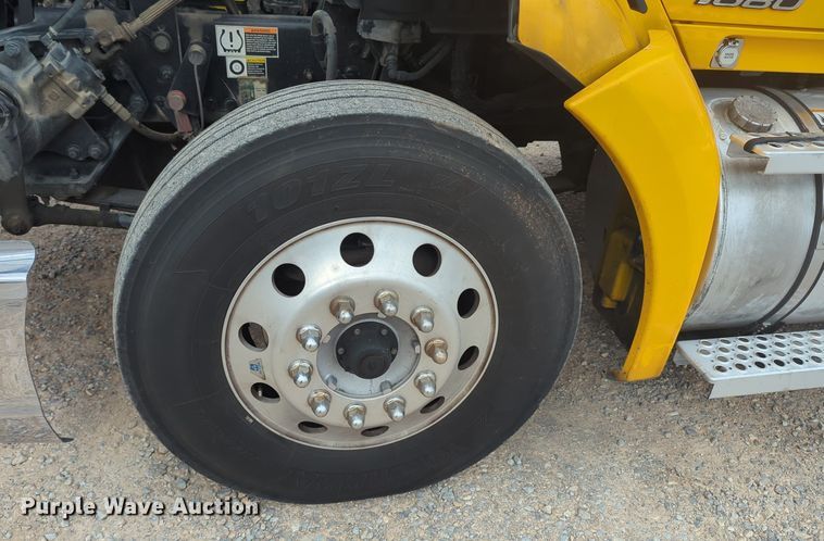 image for item MX9528 2019 Kenworth T680  semi truck