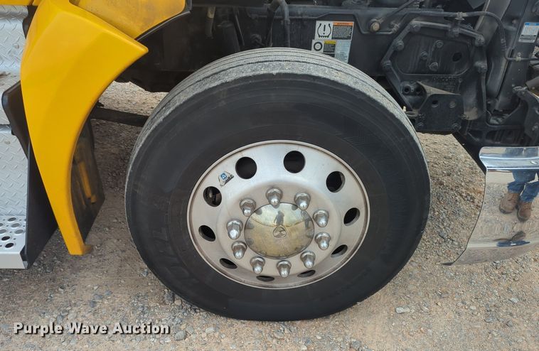 image for item MX9528 2019 Kenworth T680  semi truck