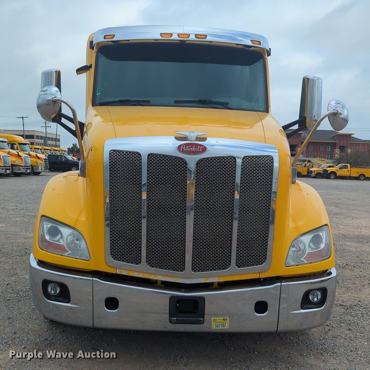 image for item MX9529 2015 Peterbilt 579  semi truck